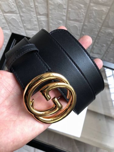 配送专柜全套礼盒包装。古驰：原单双面头层牛皮水晶带身.做工精致，手感超好.搭配原单扣,原产皮料定制，专柜宽度3.8