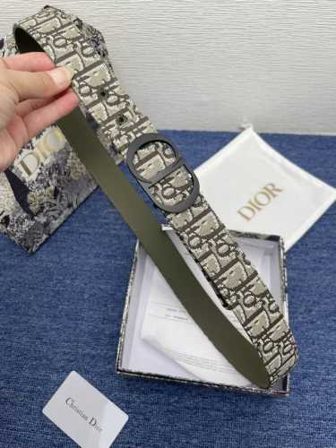 迪奥550 3.5Cm。特 这款 Montaigne Avenue 腰带从同名手袋汲取灵感，采用黑色光滑 牛皮革精心制作，质感柔软，设计优雅，饰以富有光泽的新款