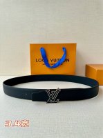 lv Heritage 双面腰带3.4宽 选取粒面皮革和纳帕皮革，新款 Lv 搭扣。微弧形边缘和摩登形状末端见证细致匠心，为考究人士带来赠礼佳选