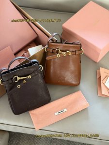 配盒 Size：18*20Cm Miumiu的小福袋 性价比也太高了！ Aventure系列出小斜挎咯~ 太好装了 出门都爱背的人生小斜挎 超级香哦！