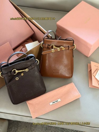 配盒 Size：18*20Cm Miumiu的小福袋 性价比也太高了！ Aventure系列出小斜挎咯~ 太好装了 出门都爱背的人生小斜挎 超级香哦！