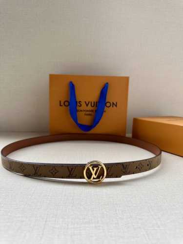 2.0宽 本款 Lv Iconic 双面腰带新款 搭配标志性 Iconic 搭扣，无论展现 Monogram Reverse 帆布或素雅牛皮革，均可为挚爱造型注
