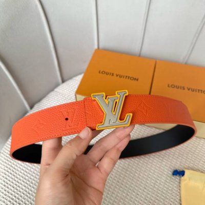 驢家 寬度40Mm Ss今季專櫃在售新品 男款 意大利進口荔枝紋飾有logo標識圖案 背面則以低調的純黑色頭層小牛皮打造而成 搭配新款字母搭扣 雙面用