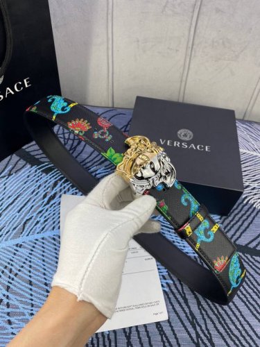 宽度4.0Cm Versace 范思哲 此款经典腰带由柔软的小牛皮制成，配有3D方形美杜莎头像腰带扣。 一面为单色，一面饰有品牌标志性barocco印花。