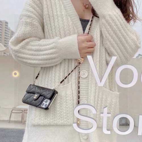 Chanel香奈儿火爆时尚圈的手机壳 专柜同款链条小金球可调节链条长度Iphone16系列更新 小羊皮菱格车线翻盖插卡 油边硬壳半包 时尚潮流必备 型号：打开本