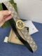 品牌 古驰 Gucci 特 描述 采用高级gucci Signature真皮精制而成，触感厚实，饰以双g商标带扣。腰带为意大利尺寸，请在购买前参阅腰带尺寸指南.
