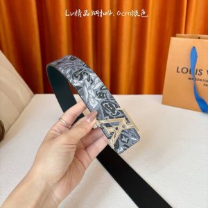 Lv花卉迷彩40Mm可两面用腰带是对户外爱好者男性主题的一次巧妙重新诠释。柔和的色调被转化为漩涡形状与品牌标识的融合。既时尚前卫，又凸显风格。