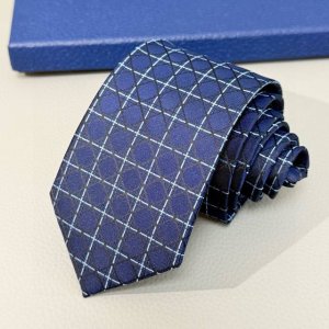 爆款到Do家新款领带 Dior男士 D藤格纹图案领带 ，稀有展现精湛手工与时尚优雅的理想选择，这款采用Do家最经典极具标志性Logo提花制成的领带，以同色调手法