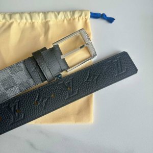 原版包裝 L0Uis Vuitt0N 今季新品 驢家男士原單腰帶 寬度40毫米 定制經典帆布面料內襯小牛皮荔枝紋壓花底 全新開模新型針扣五金。低調百搭款