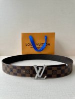 4.0宽Lv Initiales Studs 可逆皮带诱人地将House Dna与意想不到的繁荣相结合，立即使风格现代化。双面表带覆盖着全覆盖的签名印花，由饰有