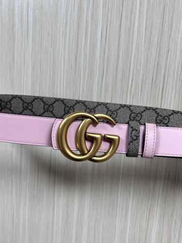 2025秋冬系列焕新演绎富有辨识度的Gg Marmont系列。这款双面窄版腰带采用Gg印花压纹皮革与皮革材质匠心打造，缀饰双G搭扣。 商品细节 一面为粉色Gg印