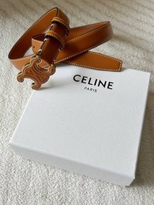 赛琳 Celine女士皮带，小牛皮质感搭配独特凯旋门扣，宽2.4Cm 低调中暗藏奢华，轻松点亮穿搭 。