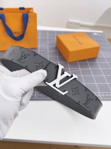 特 寬：40Mm 驢家新品 雙面均可使用 一面為柔軟的十字紋小牛皮 另一面配以色彩繽紛的帆布製作 全新字母搭扣設計與腰帶搭配相呼應 成為獨特的亮眼之作！