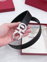 特 菲拉格慕 Salvatore Ferragamo 全新系列，展现独居一格的视觉效果；充满时尚休闲气息。实用性和款式并重；男士必备饰品。宽度：35Mm