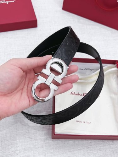特 菲拉格慕 Salvatore Ferragamo 全新系列，展现独居一格的视觉效果；充满时尚休闲气息。实用性和款式并重；男士必备饰品。宽度：35Mm