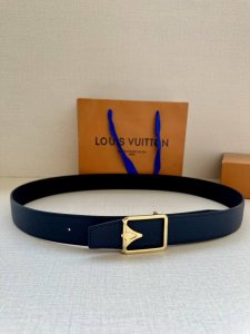 特 Lv 3.4宽 Attract 双面腰带拥有微弧形边缘和摩登形状末端，再为金属 Lv 搭结构。经典色彩和不同纹理呈现两式风尚，实现多种造型可能。