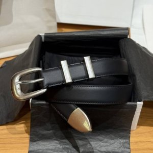 凯旋门女士腰带 这款采用牛皮革底部采用牛剖层革，圆形搭扣，2个金属环扣和1个金属尖头装饰，第一个圆环底部镌刻品牌标志. 宽度2.5Cm