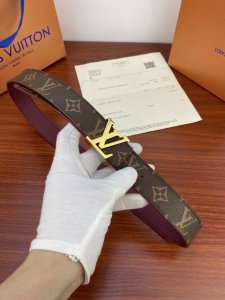 寬經典雙面設計，以一當二。 標誌性的 Lv 帶扣即可與 結合，營造出更多休閒意味，亦可與亮紅色皮革搭配，使整體顏色更加搶眼。