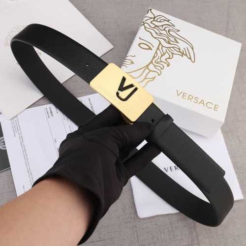宽度3.5Cm Versace 范思哲 爆款板扣配摔纹无线带身 双面头层、采用精挑细选进口牛皮，商务既有时尚的男士腰带火爆热销中！