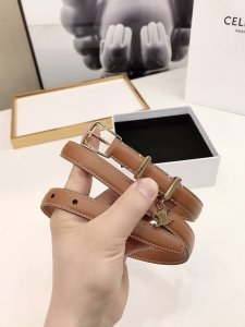 赛林Celine腰带选用珍贵奢华皮革精制而成，均为天然皮革，金色金属Triomphe 配领扣带扣，1.8Cm宽，