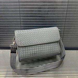 Bottega Veneta 葆蝶家 手工编织男士翻盖邮差包 单肩包 斜挎包 经典百搭 实物拍摄 原厂原版面料 配送防尘袋 30 X 22 Cm。