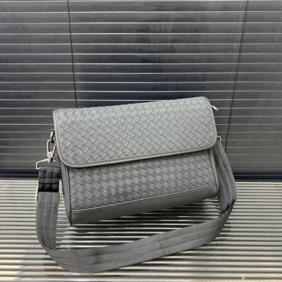 Bottega Veneta 葆蝶家 手工编织男士翻盖邮差包 单肩包 斜挎包 经典百搭 实物拍摄 原厂原版面料 配送防尘袋 30 X 22 Cm。