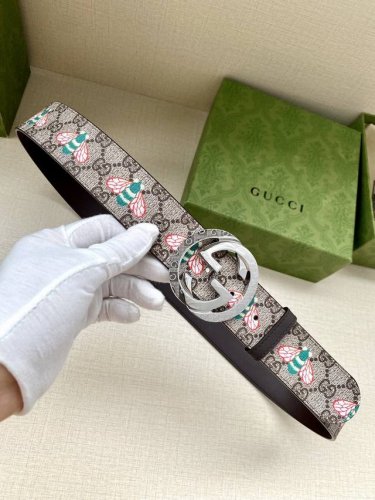 特 宽度4.0Cm Gucci 蜜蜂图案是Gucci动物王国中的标志性元素之一，在这款配饰中焕新演绎为卡通风格设计。这款腰带融合了经典蜜蜂元素和双G图案，突显品