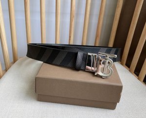 Burberry 巴宝莉专柜同步上新精选品牌标志性London格纹搭配平滑皮革反面设计 饰牌搭扣点缀品牌专属标识图案 宽:3.5Cm 精致优雅 简单大方