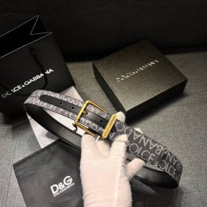Dg，宽3.5㎝ Dolce&Gabbana 全新小牛皮腰带，干练摩登配饰，缀以缎纹金色电镀金属细节。小牛皮腰带。缀以缎纹金色电镀金属。滚轴搭扣与单针带扣