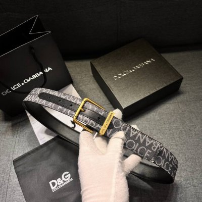 Dg，宽3.5㎝ Dolce&Gabbana 全新小牛皮腰带，干练摩登配饰，缀以缎纹金色电镀金属细节。小牛皮腰带。缀以缎纹金色电镀金属。滚轴搭扣与单针带扣