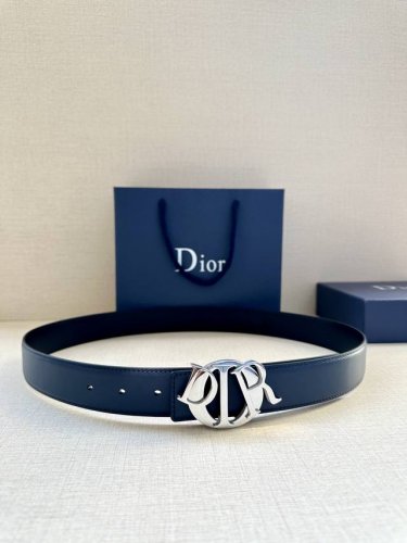 宽度3.5Cm 这款 Dior Charm腰带不锈钢扣以金色饰面图案设计重新演绎经典的 Dior 标志。可搭配各式35毫米腰带，打造时尚高雅的造型。