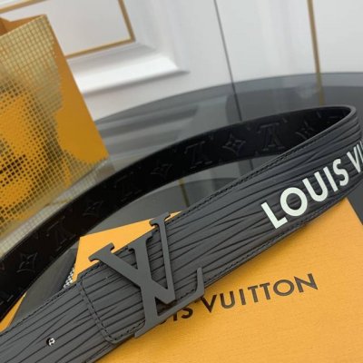 本款 Lv Initiales 宽度4.0Cm 双面腰带拥有xl Epi皮革的较大粒面纹理，以移印工艺描绘路易威登标识，翻转即现monogram压纹图案，搭配抛