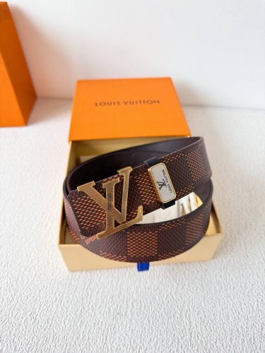 品名： Lv..路易..威登腰带皮带原单 型号：挂扣，经典纯钢材质挂扣，头层牛皮，图片实物拍摄 材料：头层牛皮，挂扣系列，纯钢材质扣头，钯镀电镀工艺永不掉色。原