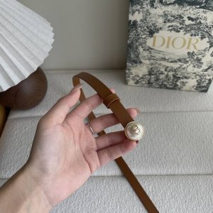 特 Dior新款腰带采用光滑牛皮材质精心制作，搭配富有光泽的珍珠饰面金属腰带扣，彰显优雅线条，并镌刻以Cd标志点缀，经典优雅，可与牛仔裤、半身裙或连衣裙轻松搭配