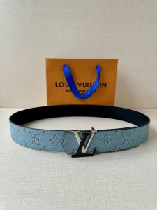 4.0宽 Lv Dimension Monogram H Ritage 双面腰带拼接素净皮革和 Monogram 涂层帆布 呈现经典设计的崭新演绎 品牌元素焕现