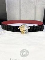 宽度4.0Cm Versace 范思哲 采用精挑细选进口牛皮，此款鹿皮腰带配有醒目的美杜莎头像搭扣，可为任何造型增添几分立体雅致效果。