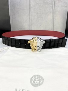 宽度4.0Cm Versace 范思哲 采用精挑细选进口牛皮，此款鹿皮腰带配有醒目的美杜莎头像搭扣，可为任何造型增添几分立体雅致效果。