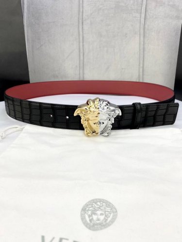 宽度4.0Cm Versace 范思哲 采用精挑细选进口牛皮，此款鹿皮腰带配有醒目的美杜莎头像搭扣，可为任何造型增添几分立体雅致效果。