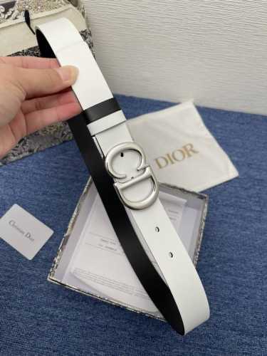 迪奥550 3.0Cm。特 这款 Montaigne Avenue 腰带从同名手袋汲取灵感，采用黑色光滑 牛皮革精心制作，质感柔软，设计优雅，饰以富有光泽的新款