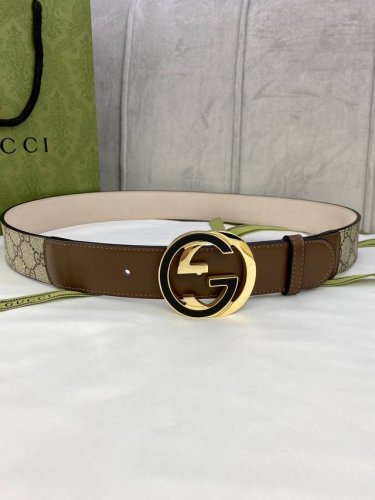 宽度4.0Cm Gucci 这款腰带在季节早秋系列中惊艳亮相，采用以标志性米色 乌木色组合呈现的品牌双g字母交织图案，与黑色皮革材质相得益彰。双g 6.0Mm厚