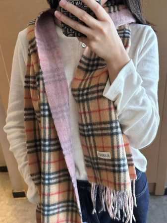 Burberry英伦风典藏款双面围巾 Hk外贸尾单 这才叫真正的家属福利 这款羊绒围巾的面料非常满意~手感真的好到不行寒冬贴脖子围真的舒服软糯又保暖，一面英伦格 - 点击图像关闭