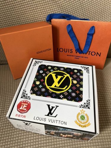 品名：Lv..路易..威登原单 材质：原单牛皮腰带 百分百头层牛皮腰带保证真皮，24K纯钢扣，专柜原单品质、做工精细，时尚大牌，送人自用首选 包装： 请认准如图