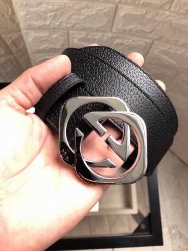 配全套包装盒古驰：原单头层小牛皮腰带采用热压制作，以获得野猪皮效果，内衬平纹牛皮底，营造织纹外观。饰以标志原单扣。专柜宽度3.8