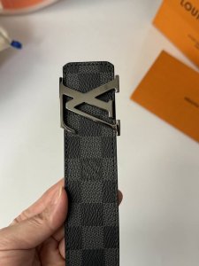 路易威登双面用男士腰带，含蓄地流露出时代气息而不失经典本色。高辨识度字母Logo金属进口牛皮，40Mm超多场合可以驾驭，轻松拥有排面。65247260