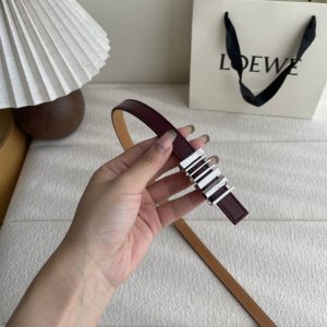 特 Loewe经典牛皮革腰带，亮面Loewe几何腰带扣。宽1.5Cm，Zp开发，细节精致。罗意威这款皮带旁人看到的像是条形码，自己低头看是她的Logo，太喜欢这
