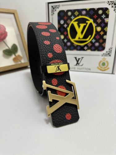 品名：Lv..路易..威登 材质：原单牛皮腰带 百分百头层牛皮腰带保证真皮，24K纯钢扣，专柜原单品质、做工精细，时尚大牌，送人自用首选 包装： 请认准如图专柜