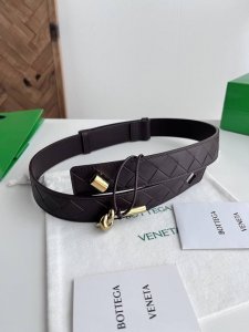 Bv 2025最新款女士编织Andiano腰带 纯手工Intreccio大格子编织 搭配标志性纽结搭扣 长度可调节伸缩 宽度3厘米 颜色: 咖啡色