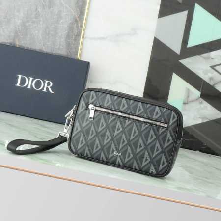 这款Dior Lingot 手包是本季新品 别具一格 结构分明 采用迪奥黑Cd Diamond 图案帆布精心制作 宽大的拉链隔层饰以正面拉链口袋 搭配可拆卸的皮 - 点击图像关闭