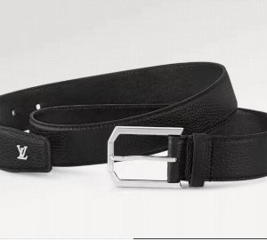 特 寬度：35Mm 驢家最新品 男士經典頂級休閒腰帶 寬度35毫米 品牌專用togo荔枝紋小牛皮搭配小牛皮底 全新開模精品針扣設計 尾部有相同五金品牌字樣 與腰