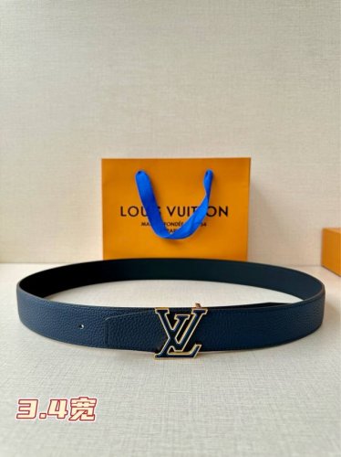 lv Heritage 双面腰带3.4宽 选取粒面皮革和纳帕皮革，新款 Lv 搭扣。微弧形边缘和摩登形状末端见证细致匠心，为考究人士带来赠礼佳选